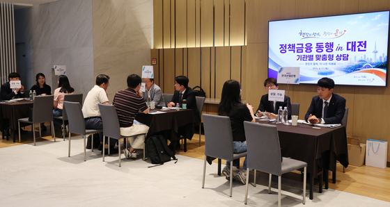 금융상담받는 기업인