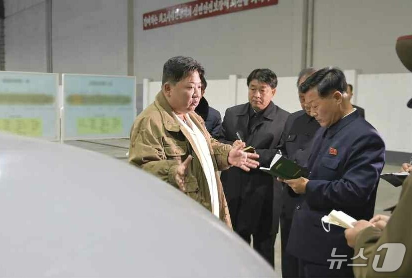 본문 이미지 - (평양 노동신문=뉴스1) = 지난 2023년 3월 북한의 수중드론 형태 '핵어뢰' 앞에 있는 김정은 노동당 총비서와 최명철 전 군수공업부 부부장. 최일환 부부장도 동행한 모습. [국내에서만 사용가능. 재배포 금지. DB 금지. For Use Only in the Republic of Korea. Redistribution Prohibited] rodongphoto@news1.kr