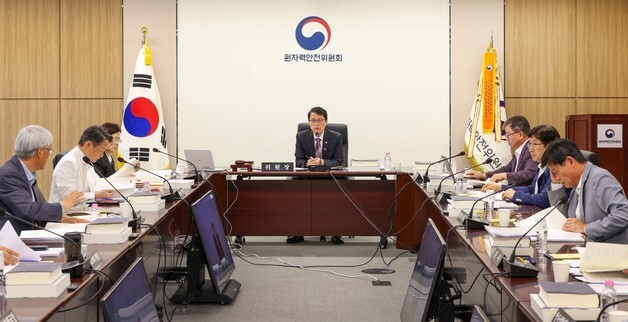 원전 멈춰 하던 정기검사, 운전 중에도 가능해진다…법령 개정