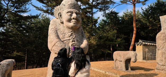 손끝으로 느끼는 조선왕릉…국가유산청, 시각장애인 위한 궁능 무료 해설