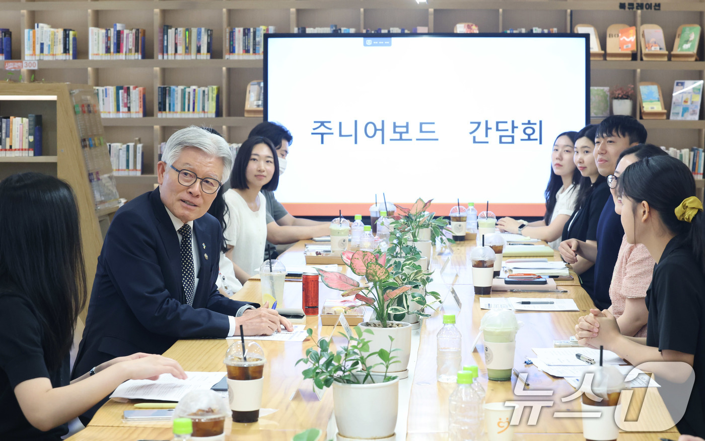 (서울=뉴스1) = 최동석 인사혁신처장이 11일 세종시 정부세종청사에서 열린 'MPM 주니어보드 간담회'에서 20·30세대 직원들과 대화를 나누고 있다. (인사혁신처 제공. 재판매 …