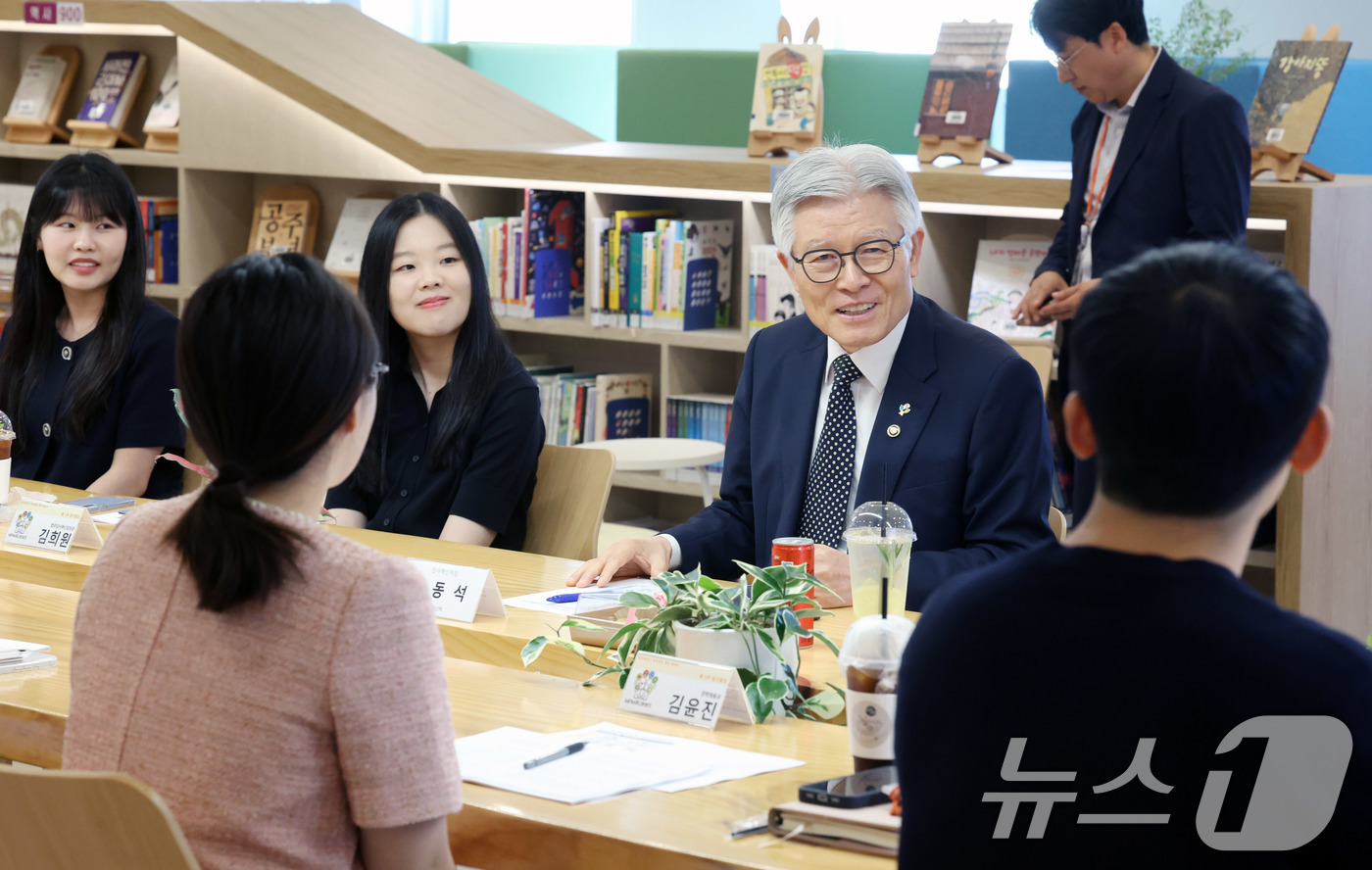 (서울=뉴스1) = 최동석 인사혁신처장이 11일 세종시 정부세종청사에서 열린 'MPM 주니어보드 간담회'에서 20·30세대 직원들과 대화를 나누고 있다. (인사혁신처 제공. 재판매 …