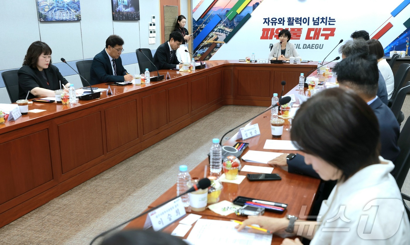 (서울=뉴스1) = 현수엽 보건복지부 제1차관이 11일 오후 대구광역시청 동인청사에서 열린 현장방문 및 간담회에서 고립위기 대응 정책을 점검하고 있다. (보건복지부 제공. 재판매 …