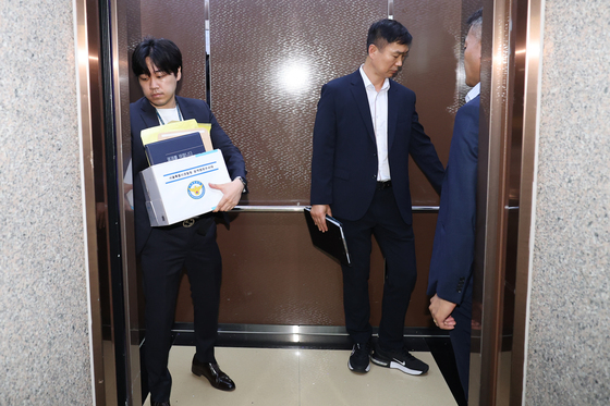 과천 선관위 압수수색 중 이동하는 경찰