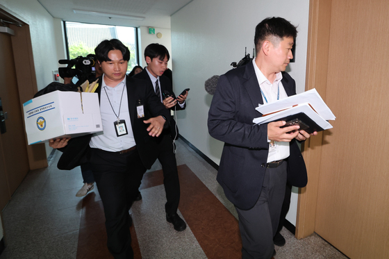 자료 들고 이동하는 서울경찰청 광역범죄수사대