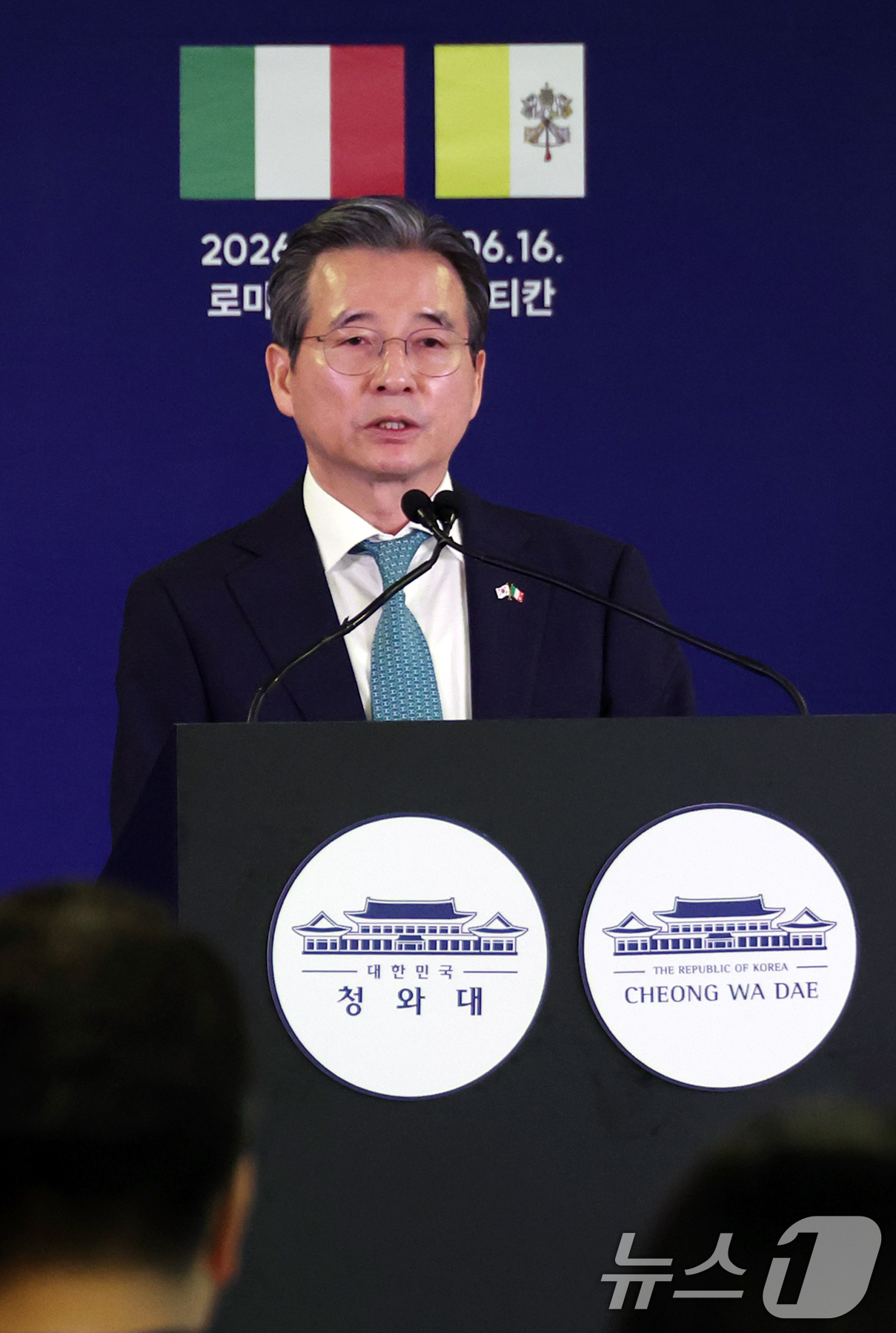 (로마(이탈리아)=뉴스1) 허경 기자 = 김용범 정책실장이 11일(현지시간) 이탈리아 로마 대한민국 프레스센터에서 한·EU 경제 협력 관련 브리핑을 하고 있다. 2026.6.11/ …