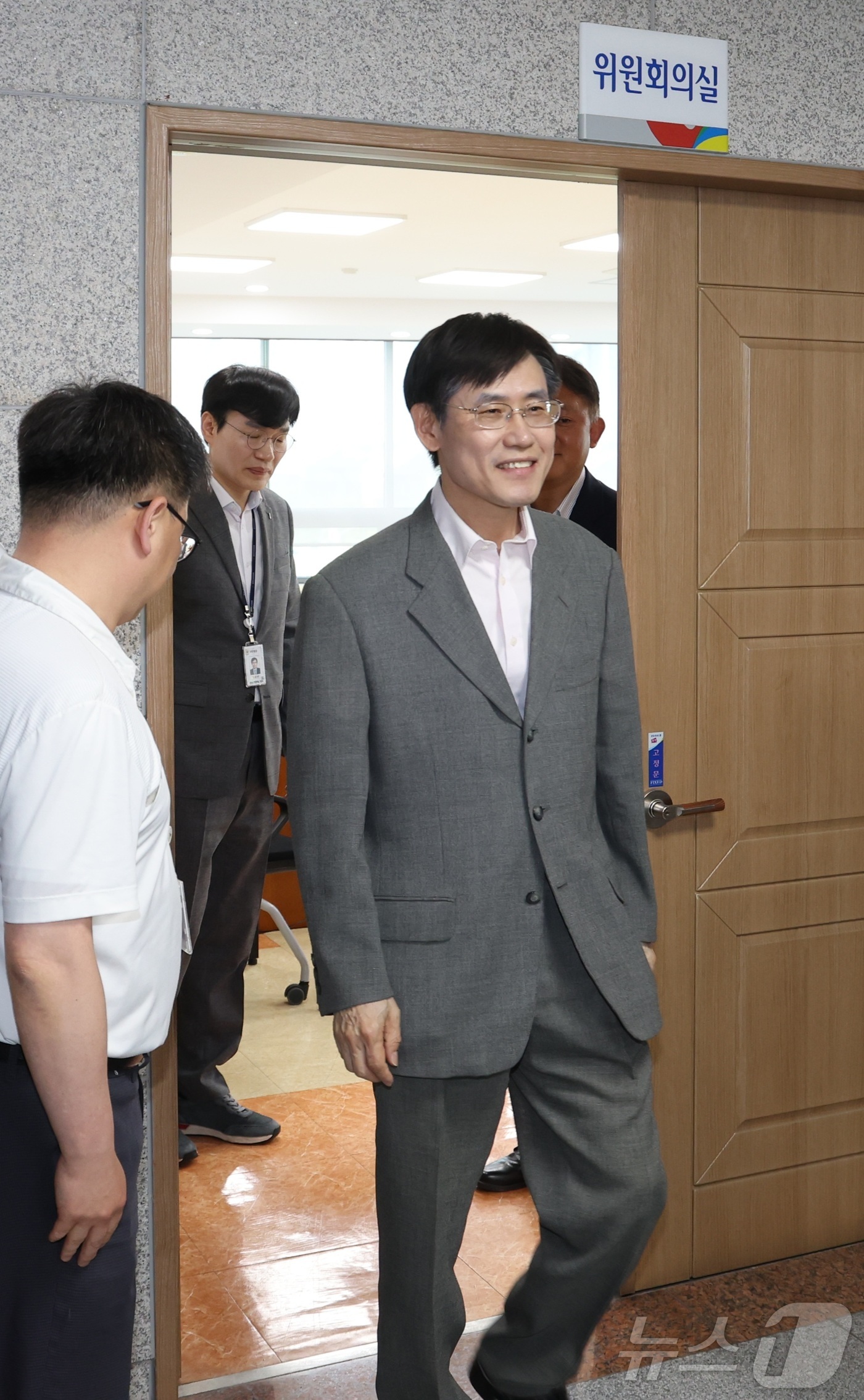(전주=뉴스1) 유경석 기자 = 김상곤 전북선관위원장이 11일 전북 전주시 전북특별자치도선거관리위원회에서 전북교육감 선거 개표값 등록 오류 관련 긴급회의를 마치고 장내를 나서고 있 …