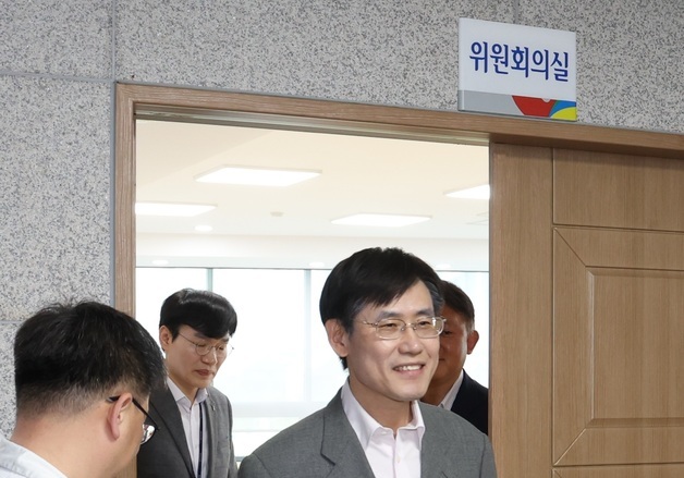 전북교육감 선거 개표 오류 관련 긴급회의 마치고 나서는 김상곤 위원장