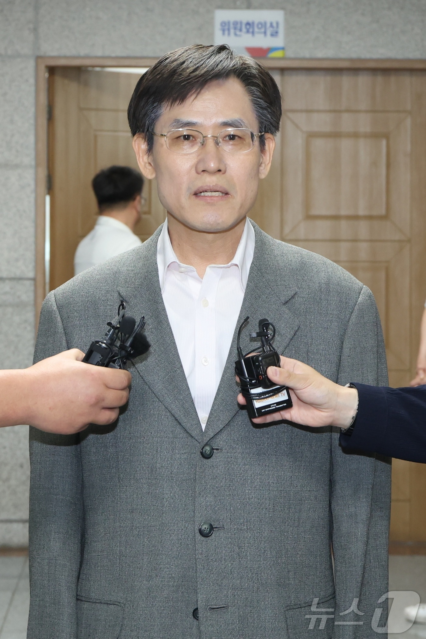 (전주=뉴스1) 유경석 기자 = 김상곤 전북선관위원장이 11일 전북 전주시 전북특별자치도선거관리위원회에서 전북교육감 선거 개표값 등록 오류 관련 긴급회의를 마치고 취재진의 질의에 …