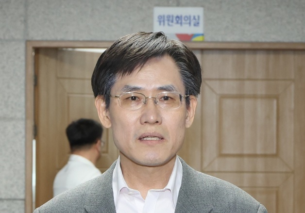 답변하는 김상곤 위원장