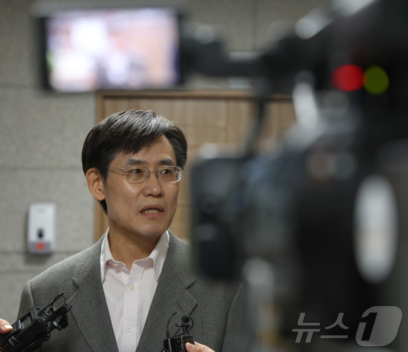 (전주=뉴스1) 유경석 기자 = 김상곤 전북선관위원장이 11일 전북 전주시 전북특별자치도선거관리위원회에서 전북교육감 선거 개표값 등록 오류 관련 긴급회의를 마치고 취재진의 질의에 …