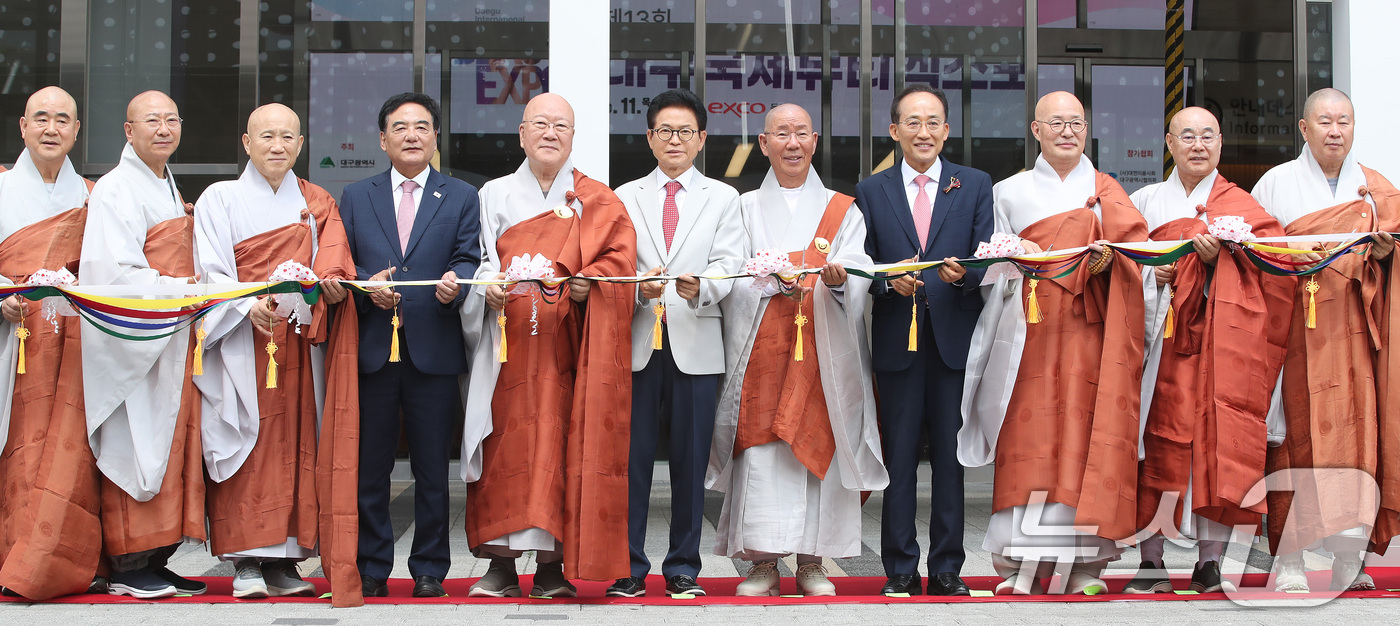 (대구=뉴스1) 공정식 기자 = 이철우 경북도지사와 추경호 대구시장 당선인이 11일 오후 대구 북구 엑스코(EXCO)에서 열린 '2026 대한민국불교문화엑스포' 개막 행사에 참석해 …