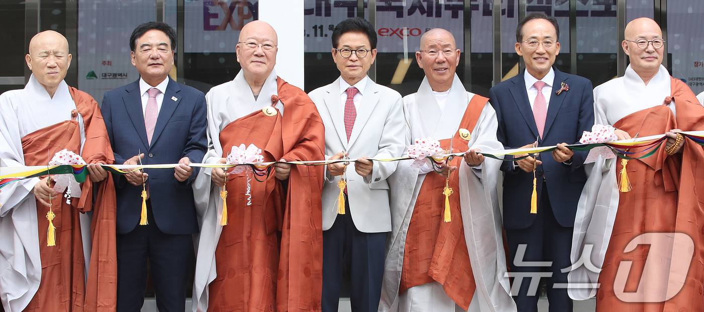 (대구=뉴스1) 공정식 기자 = 이철우 경북도지사와 추경호 대구시장 당선인이 11일 오후 대구 북구 엑스코(EXCO)에서 열린 '2026 대한민국불교문화엑스포' 개막 행사에 참석해 …