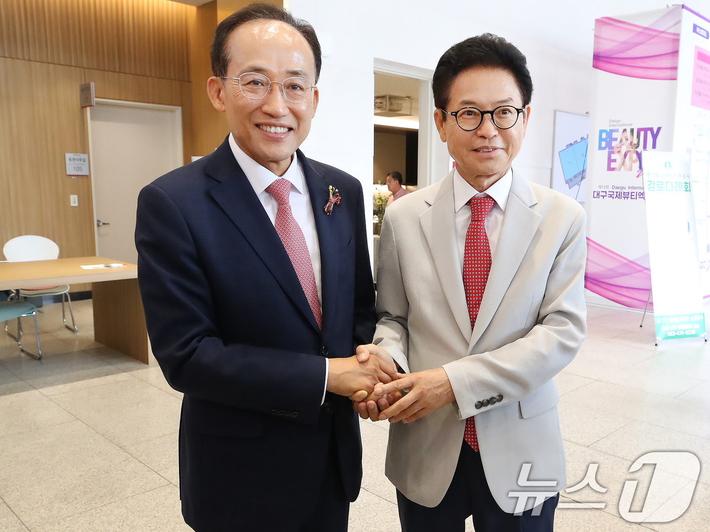 (대구=뉴스1) 공정식 기자 = 이철우 경북도지사(오른쪽)와 추경호 대구시장 당선인이 11일 오후 대구 북구 엑스코(EXCO)에서 열린 '2026 대한민국불교문화엑스포' 행사장에서 …