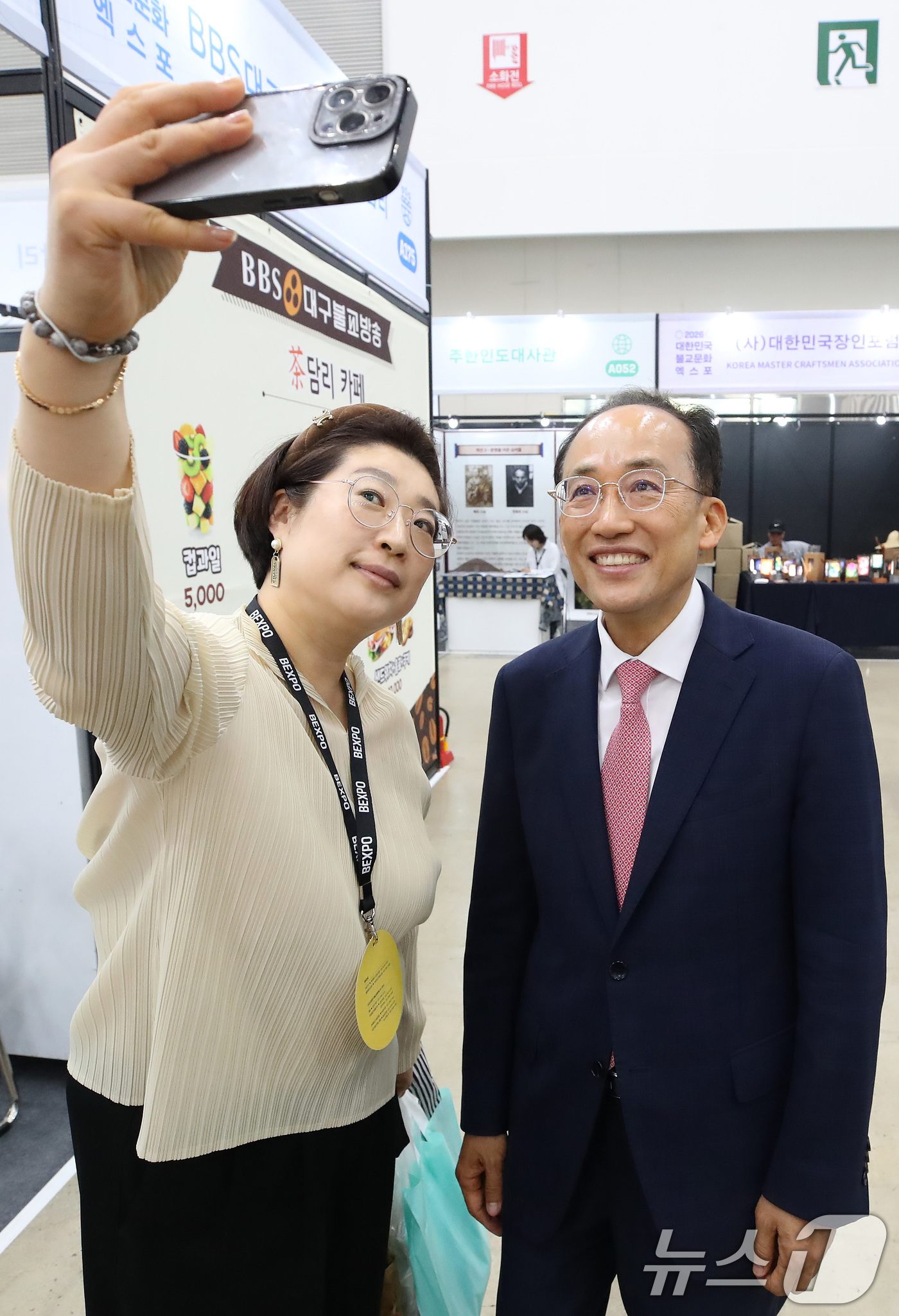 (대구=뉴스1) 공정식 기자 = 추경호 대구시장 당선인이 11일 오후 대구 북구 엑스코(EXCO)에서 열린 '2026 대한민국불교문화엑스포'를 찾아 관람객과 기념촬영을 하고 있다. …