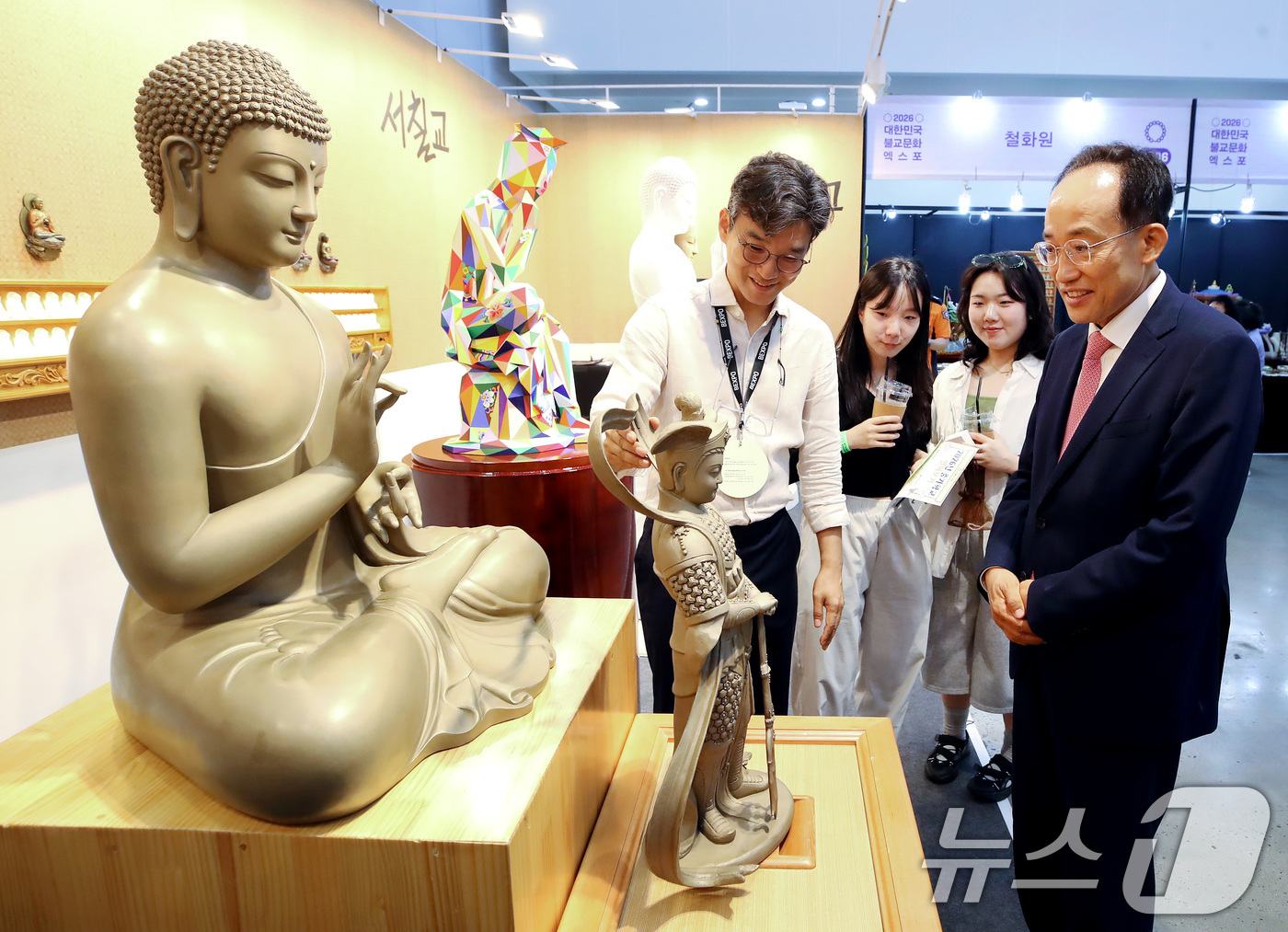 (대구=뉴스1) 공정식 기자 = 추경호 대구시장 당선인이 11일 오후 대구 북구 엑스코(EXCO)에서 열린 '2026 대한민국불교문화엑스포'를 찾아 전시 부스를 살펴보고 있다. 2 …