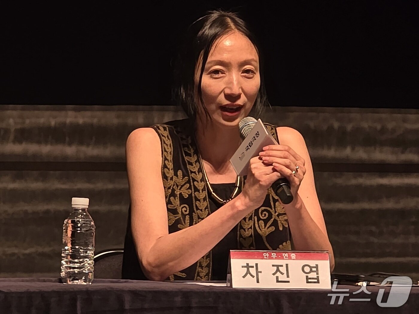 본문 이미지 - 11일 서울 중구 장충동 국립극장 달오름극장에서 국립무용단이 '몽유도원무'의 프리뷰 공연 직후 기자간담회가 진행되고 있다. 차진엽 안무·연출이 작품을 설명하고 있다. ⓒ 뉴스1 김정한 기자
