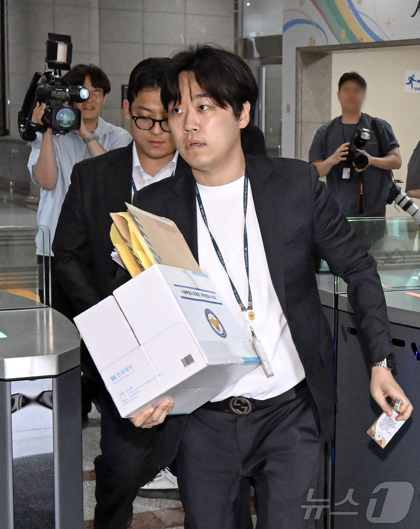 (과천=뉴스1) 김진환 기자 = 6·3 지방선거 투표지 부족사태 사건을 수사 중인 서울경찰청 광역범죄수사대 관계자가 11일 경기도 과천시 중앙선거관리위원회 선거종합상황실에서 자료를 …