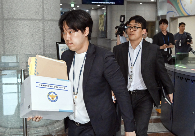 압수수색 자료 가지고 안내실 이동하는 광수대 관계자