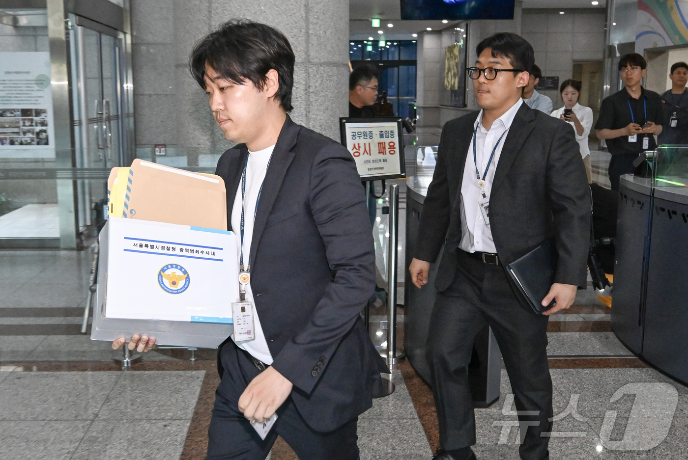 (과천=뉴스1) 김진환 기자 = 6·3 지방선거 투표지 부족사태 사건을 수사 중인 서울경찰청 광역범죄수사대 관계자가 11일 경기도 과천시 중앙선거관리위원회 선거종합상황실에서 자료를 …
