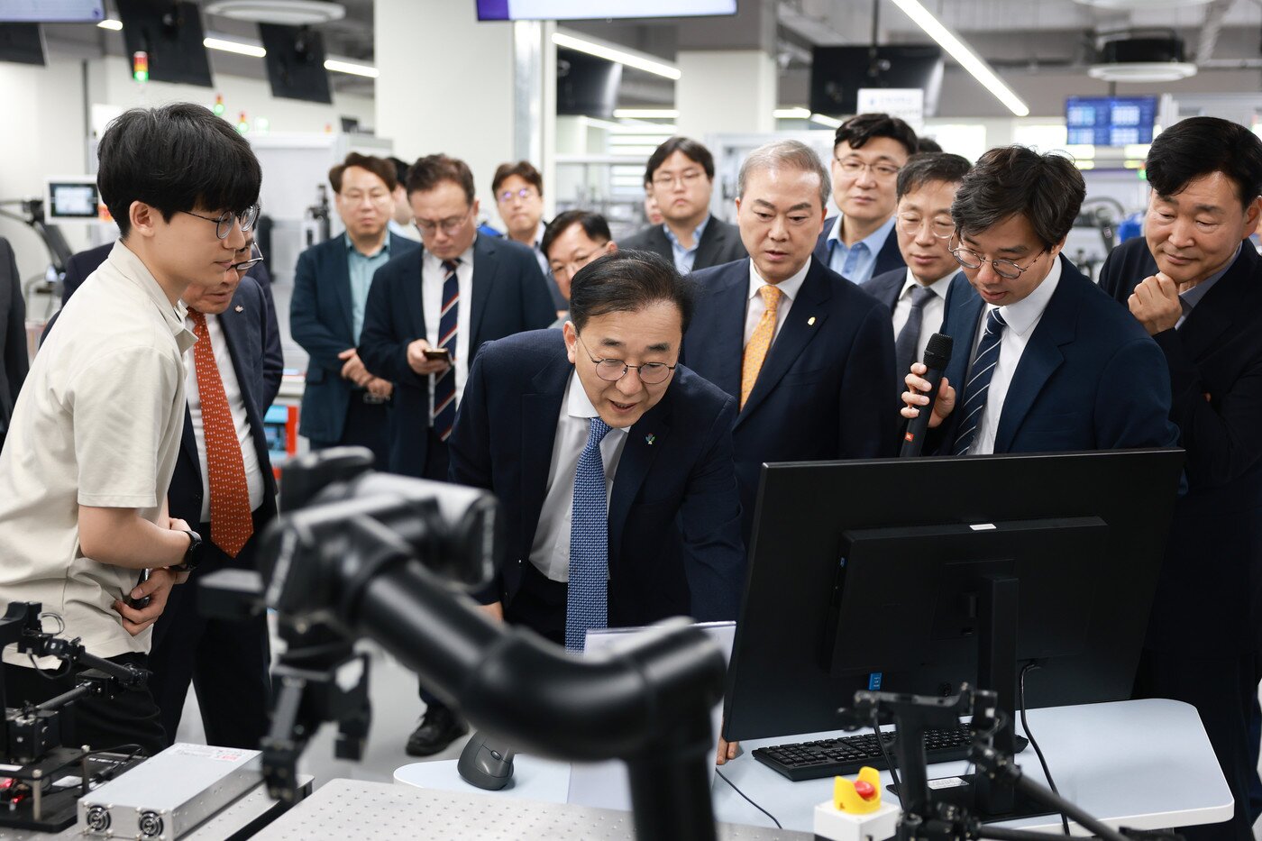 본문 이미지 - 11일 전북대학교 피지컬 AI 실증랩을 찾은 김윤덕 국토교통부 장관이 로봇 기반 첨단 기술 시연을 관람하고 있다.