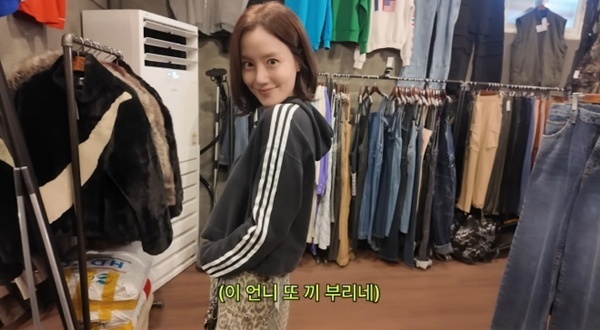 '유튜브' 문채원, 첫 호피 바지 도전…동묘 빈티지샵 패션 대결