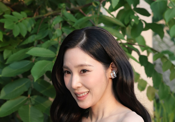 티파니 영, 새색시의 사랑스러운 외출