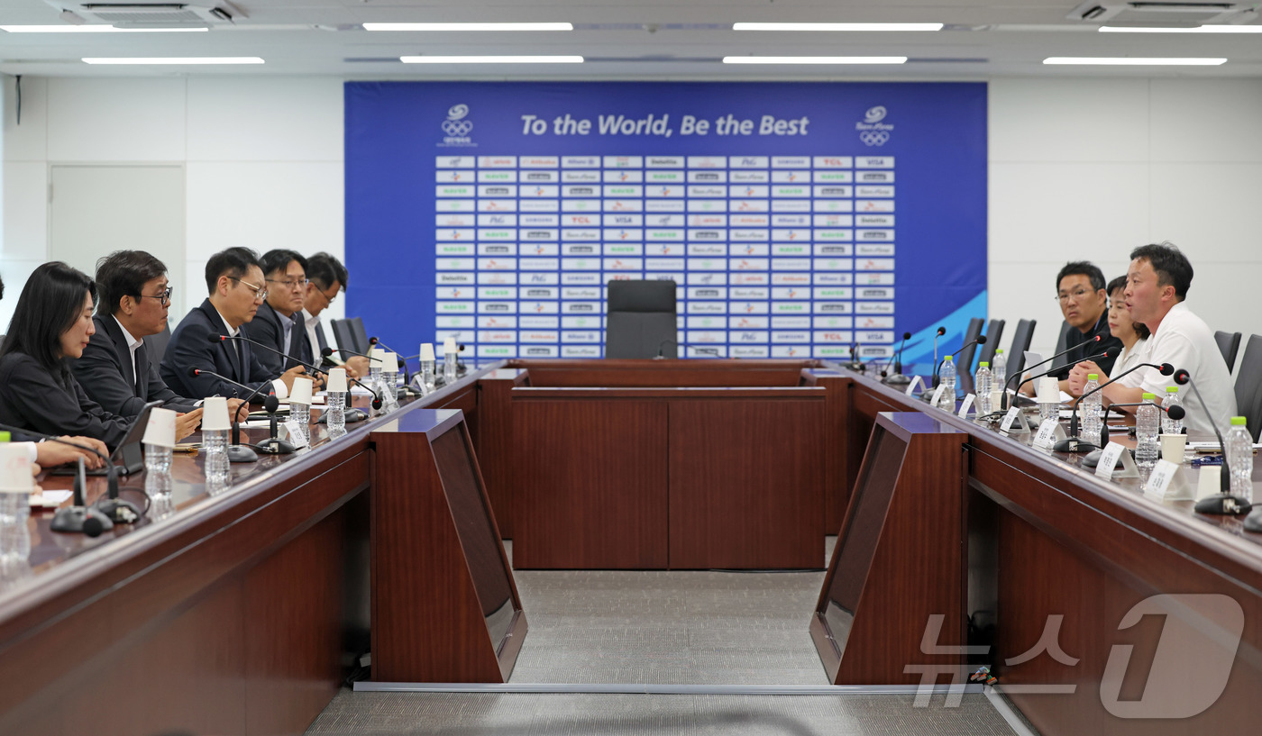 (서울=뉴스1) 이호윤 기자 = 최휘영 문화체육관광부 장관이 11일 서울 송파구 올림픽회관에서 국민 참정권 침해 집회 상황 등으로 인해 이어지고 있는 올림픽공원 핸드볼경기장 봉쇄와 …