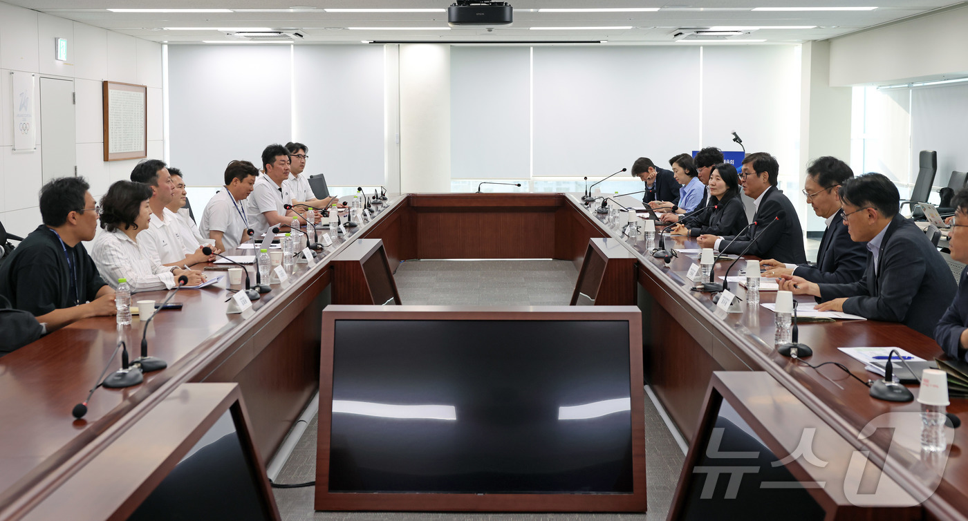 (서울=뉴스1) 이호윤 기자 = 최휘영 문화체육관광부 장관이 11일 서울 송파구 올림픽회관에서 국민 참정권 침해 집회 상황 등으로 인해 이어지고 있는 올림픽공원 핸드볼경기장 봉쇄와 …