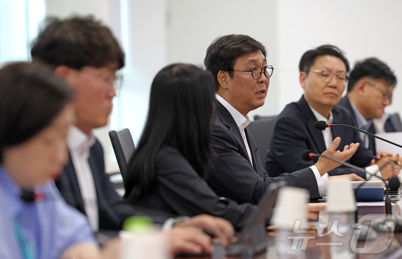 (서울=뉴스1) 이호윤 기자 = 최휘영 문화체육관광부 장관이 11일 서울 송파구 올림픽회관에서 국민 참정권 침해 집회 상황 등으로 인해 이어지고 있는 올림픽공원 핸드볼경기장 봉쇄와 …