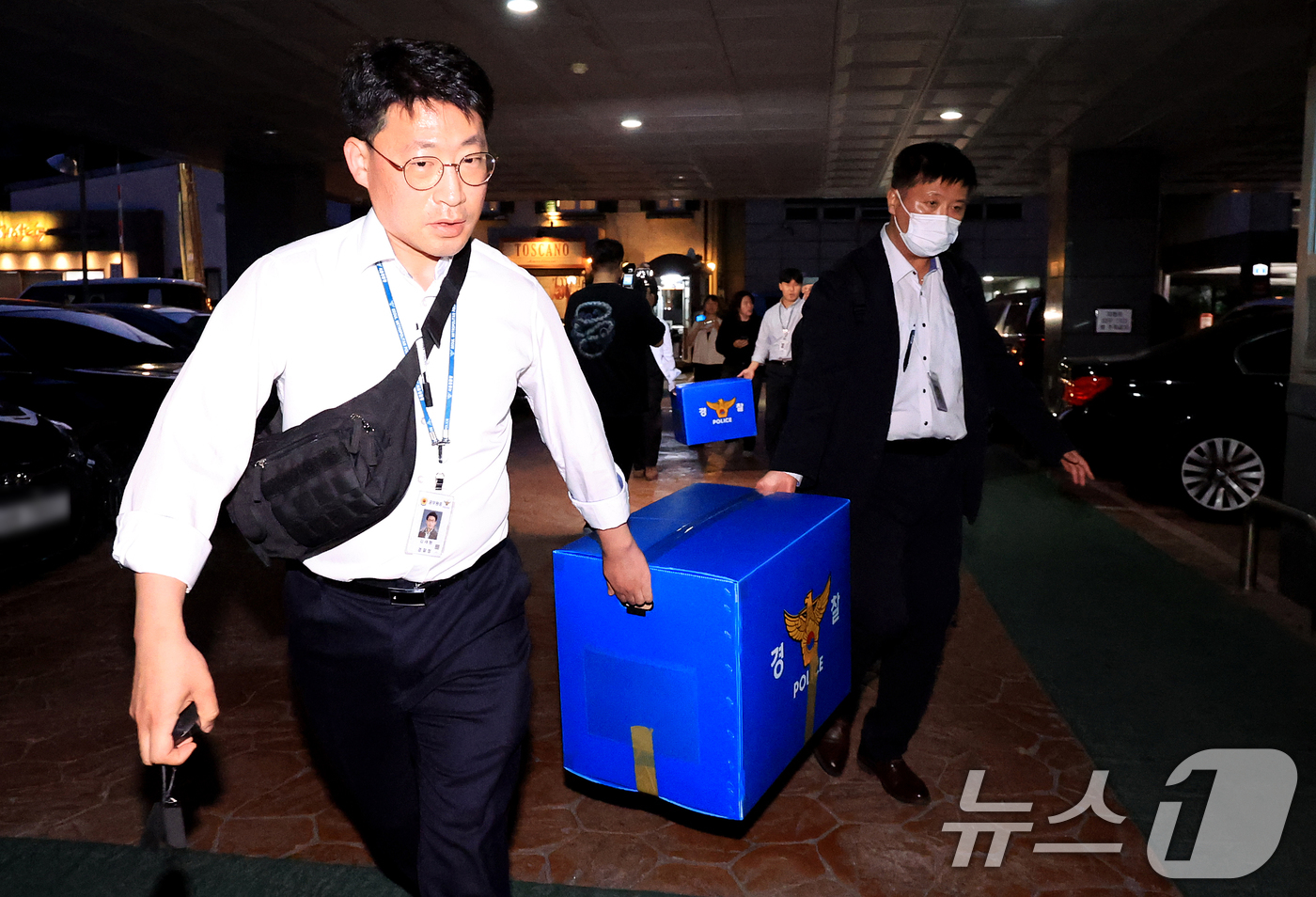 (서울=뉴스1) 이호윤 기자 = 6·3 지방선거 투표용지 부족 사태를 수사하는 검경 합동수사본부 수사관들이 11일 서울 송파구선거관리위원회에 대한 압수수색을 마친 후 압수품 상자를 …