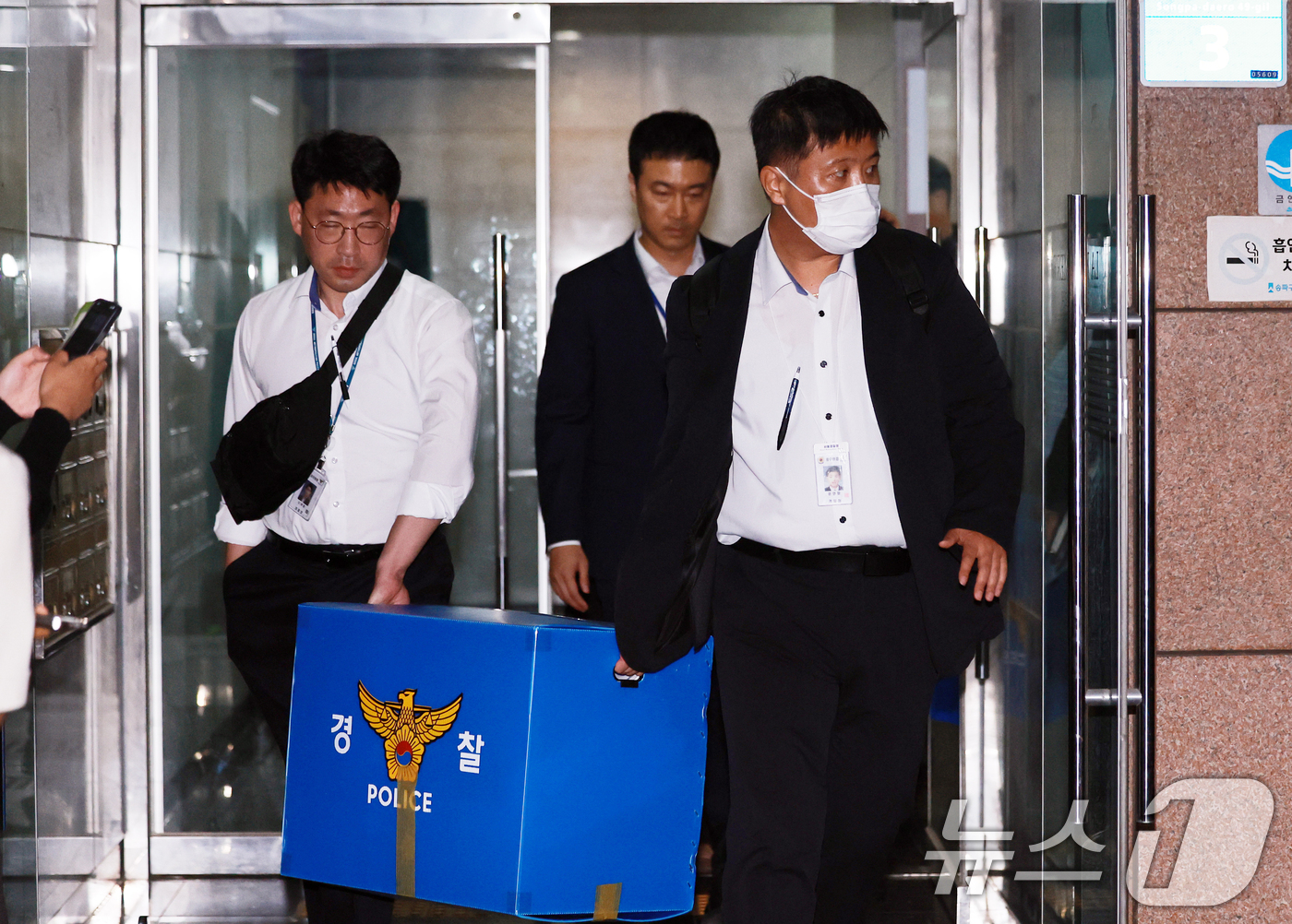 (서울=뉴스1) 이호윤 기자 = 6·3 지방선거 투표용지 부족 사태를 수사하는 검경 합동수사본부 수사관들이 11일 서울 송파구선거관리위원회에 대한 압수수색을 마친 후 압수품 상자를 …