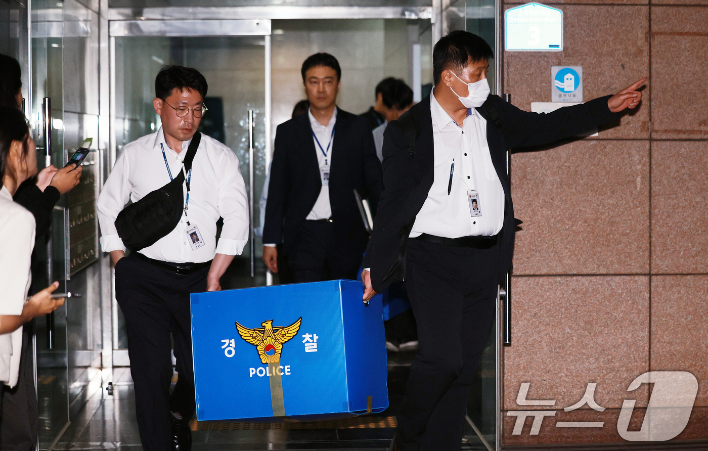 (서울=뉴스1) 이호윤 기자 = 6·3 지방선거 투표용지 부족 사태를 수사하는 검경 합동수사본부 수사관들이 11일 서울 송파구선거관리위원회에 대한 압수수색을 마친 후 압수품 상자를 …