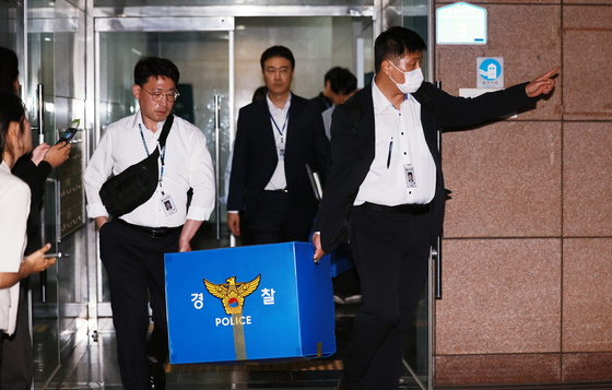 압수품 나르는 검경 합동수사본부 수사관들