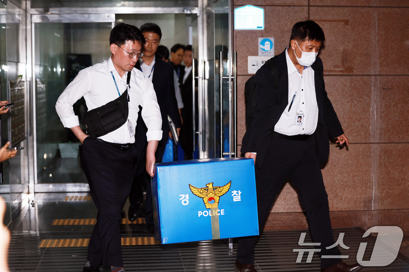 (서울=뉴스1) 이호윤 기자 = 6·3 지방선거 투표용지 부족 사태를 수사하는 검경 합동수사본부 수사관들이 11일 서울 송파구선거관리위원회에 대한 압수수색을 마친 후 압수품 상자를 …