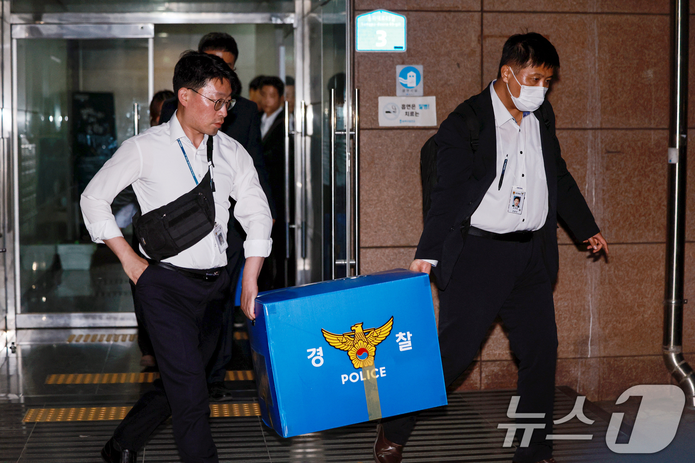 송파구선거관리위원회' 압수수색 종료 - 뉴스1