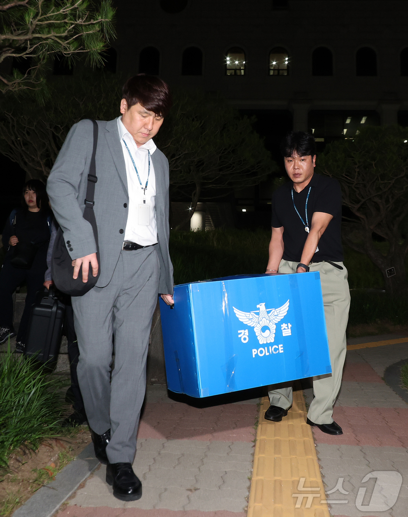 (과천=뉴스1) 김진환 기자 = 6·3 지방선거 투표용지 부족 사태를 수사하는 검경 합동수사본부 수사관들이 11일 경기도 과천시 중앙선거관리위원회에 대한 압수수색을 마친 후 압수품 …