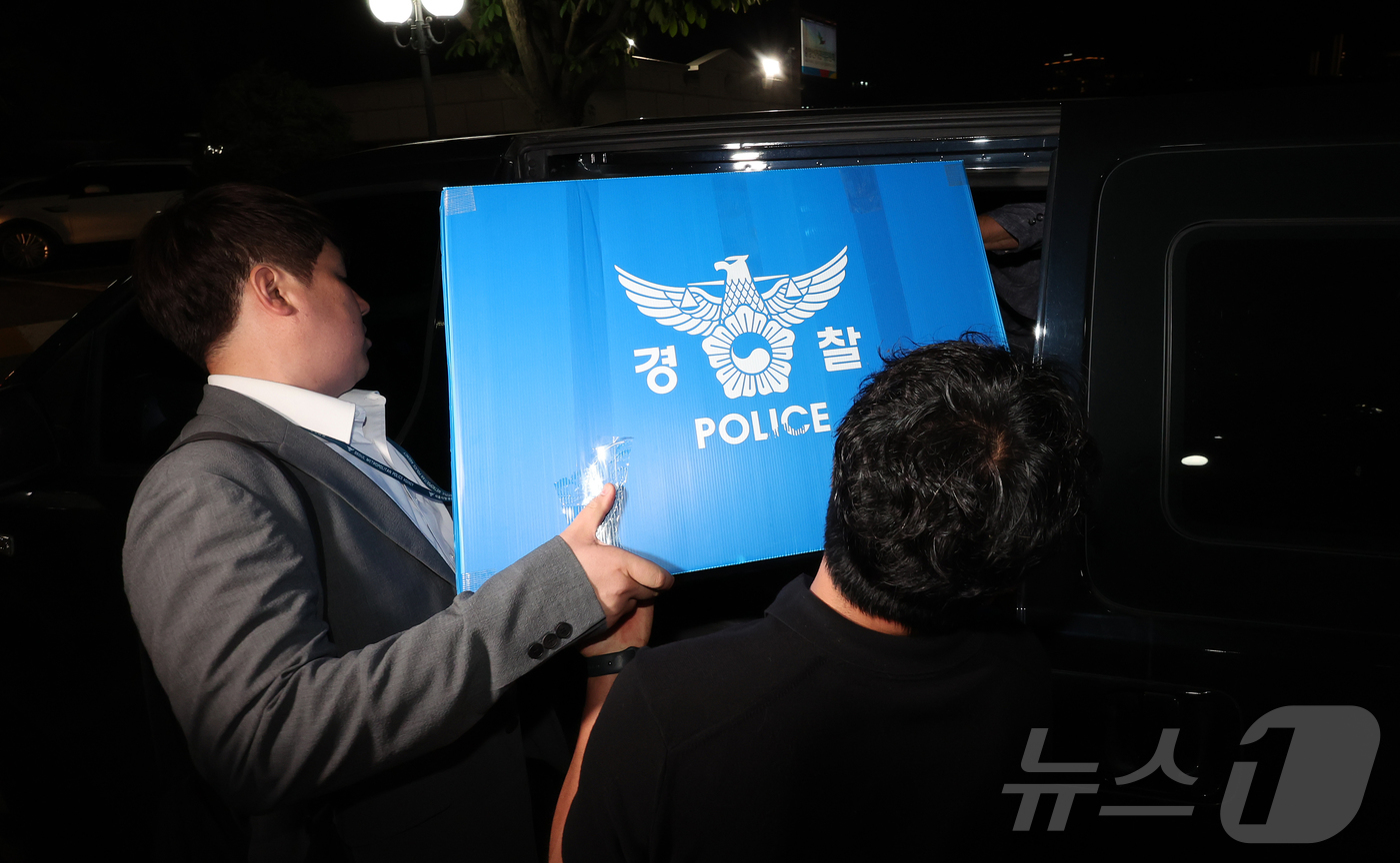 (과천=뉴스1) 김진환 기자 = 6·3 지방선거 투표용지 부족 사태를 수사하는 검경 합동수사본부 수사관들이 11일 경기도 과천시 중앙선거관리위원회에 대한 압수수색을 마친 후 압수품 …