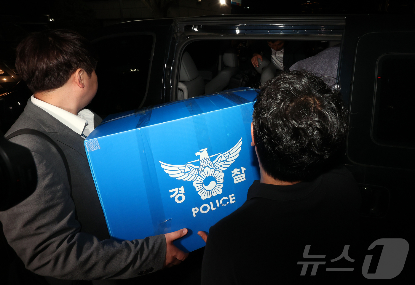 (과천=뉴스1) 김진환 기자 = 6·3 지방선거 투표용지 부족 사태를 수사하는 검경 합동수사본부 수사관들이 11일 경기도 과천시 중앙선거관리위원회에 대한 압수수색을 마친 후 압수품 …