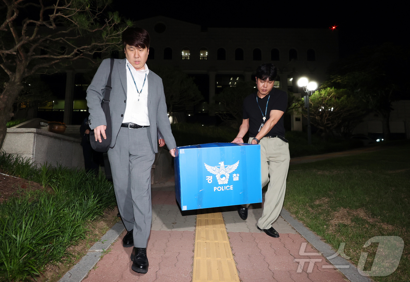 (과천=뉴스1) 김진환 기자 = 6·3 지방선거 투표용지 부족 사태를 수사하는 검경 합동수사본부 수사관들이 11일 경기도 과천시 중앙선거관리위원회에 대한 압수수색을 마친 후 압수품 …