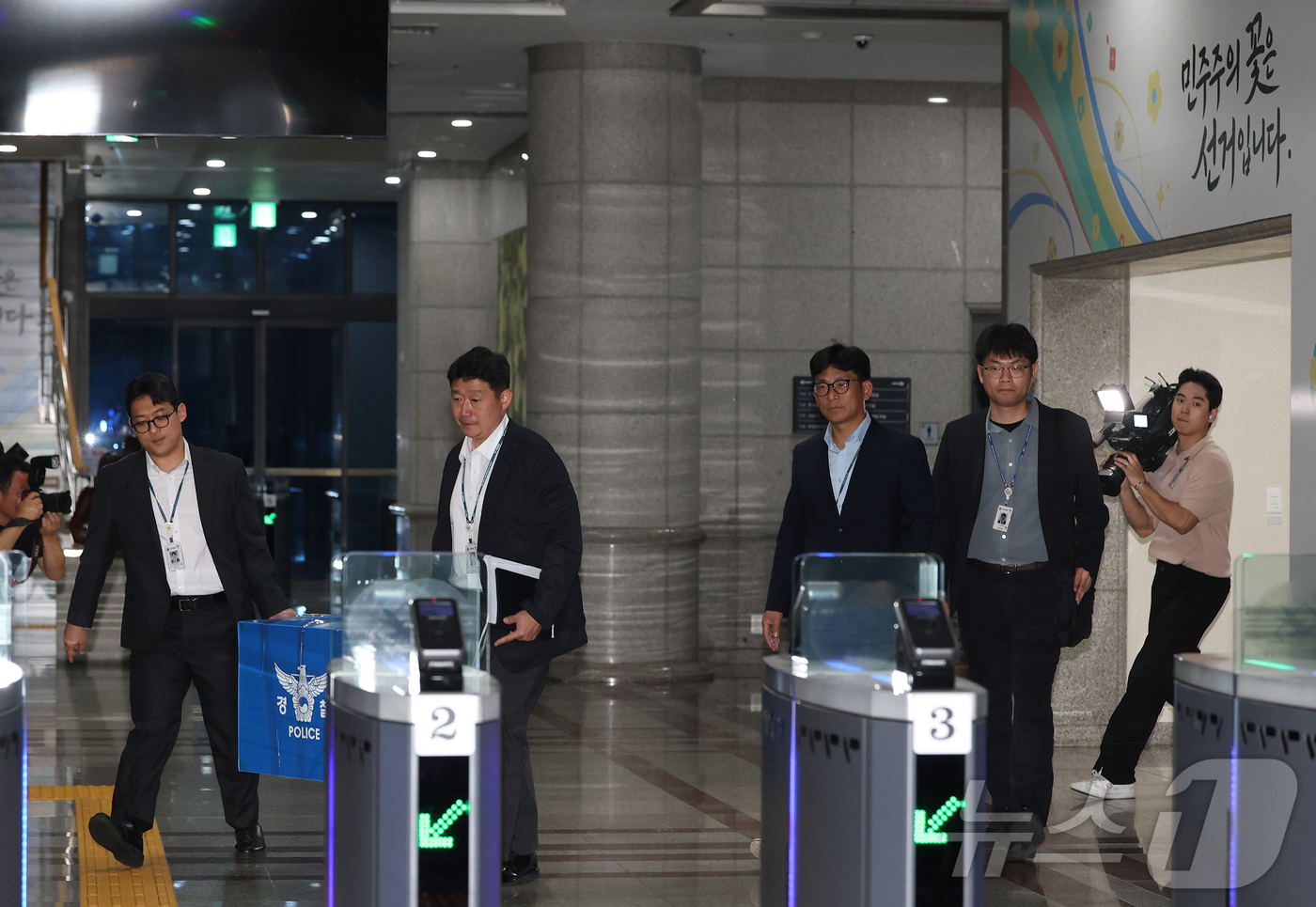 (과천=뉴스1) 김진환 기자 = 6·3 지방선거 투표용지 부족 사태를 수사하는 검경 합동수사본부 수사관들이 11일 경기도 과천시 중앙선거관리위원회에 대한 압수수색을 마친 뒤 압수품 …