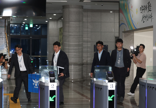 '6·3 지방선거 투표용지 부족 사태' 과천 중앙선관위 압수수색 종료