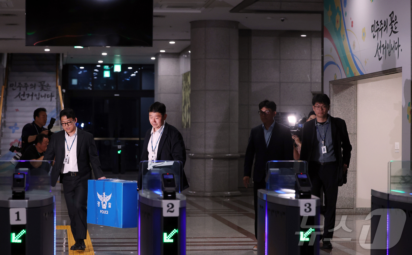 (과천=뉴스1) 김진환 기자 = 6·3 지방선거 투표용지 부족 사태를 수사하는 검경 합동수사본부 수사관들이 11일 경기도 과천시 중앙선거관리위원회에 대한 압수수색을 마친 뒤 압수품 …