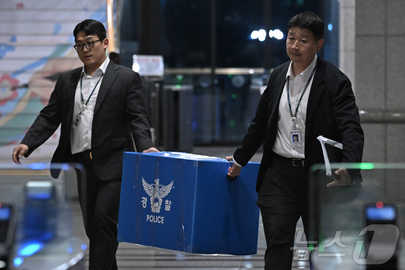 (과천=뉴스1) 이호윤 기자 = 6·3 지방선거 투표용지 부족 사태를 수사하는 검경 합동수사본부 수사관들이 11일 경기도 과천시 중앙선거관리위원회에 대한 압수수색을 마친 뒤 압수품 …