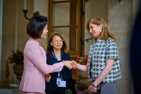 인사 나누는 김혜경 여사