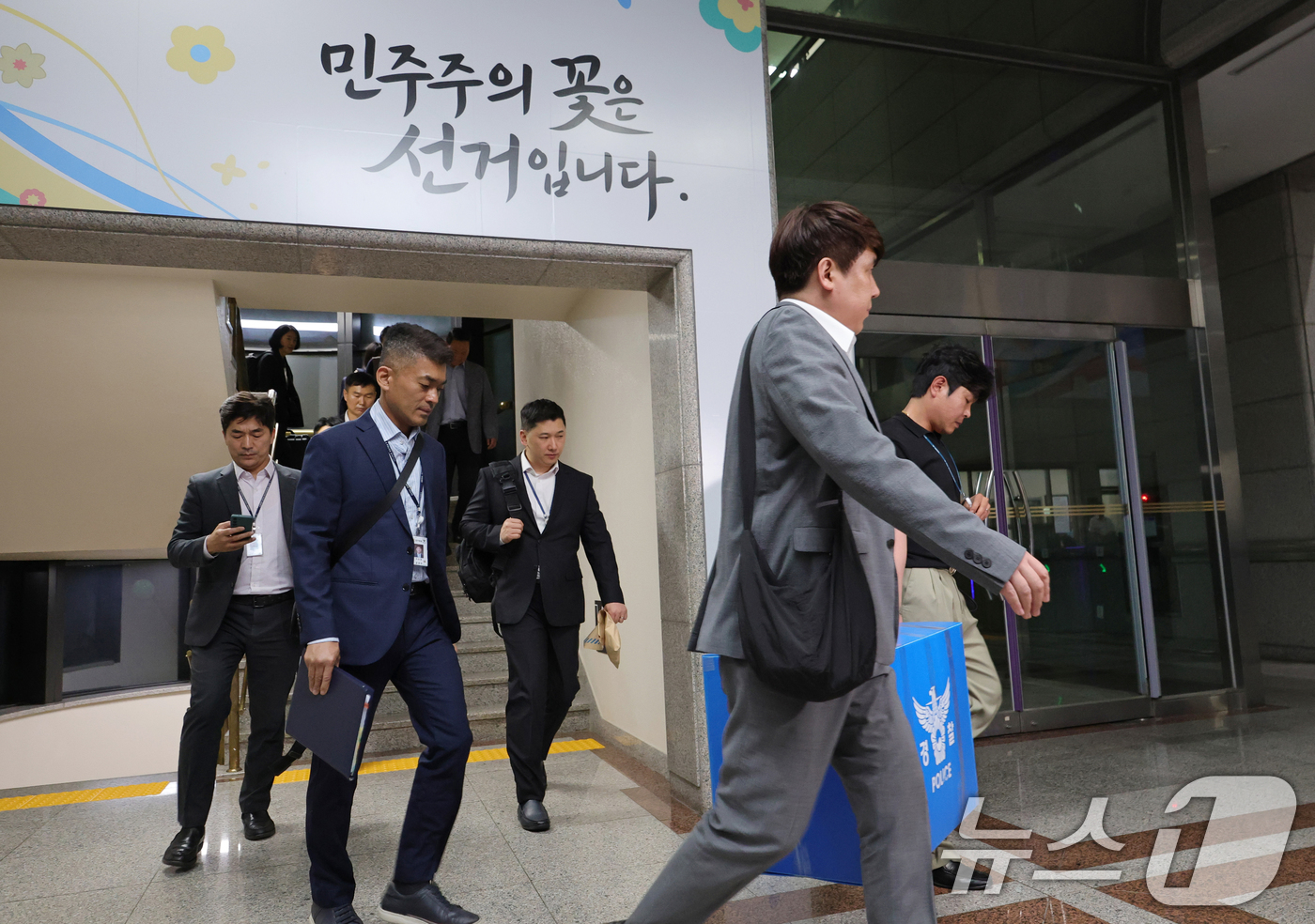 (과천=뉴스1) 이호윤 기자 = 6·3 지방선거 투표용지 부족 사태를 수사하는 검경 합동수사본부 수사관들이 11일 경기 과천시 중앙선거관리위원회에 대한 압수수색을 마친 후 압수품 …