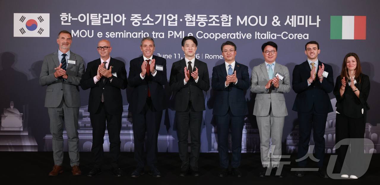 (서울=뉴스1) = 노용석 중소벤처기업부 제1차관이 11일(현지시간) 이탈리아 로마 이탈리아 그랜드 호텔 플라자에서 열린 '한-이탈리아 협동조합 MOU 및 세미나'에서 MOU를 체 …