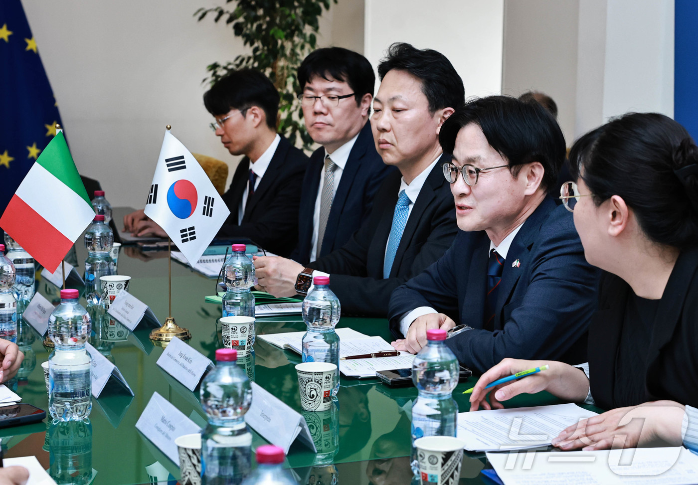 (서울=뉴스1) = 김정관 산업통상부 장관이 11일(현지시간) 이탈리아 로마에서 아돌포 우르소 이탈리아 기업·메이드인이탈리아부 장관과 면담을 갖고, EU 경제입법 동향과 첨단산업 …
