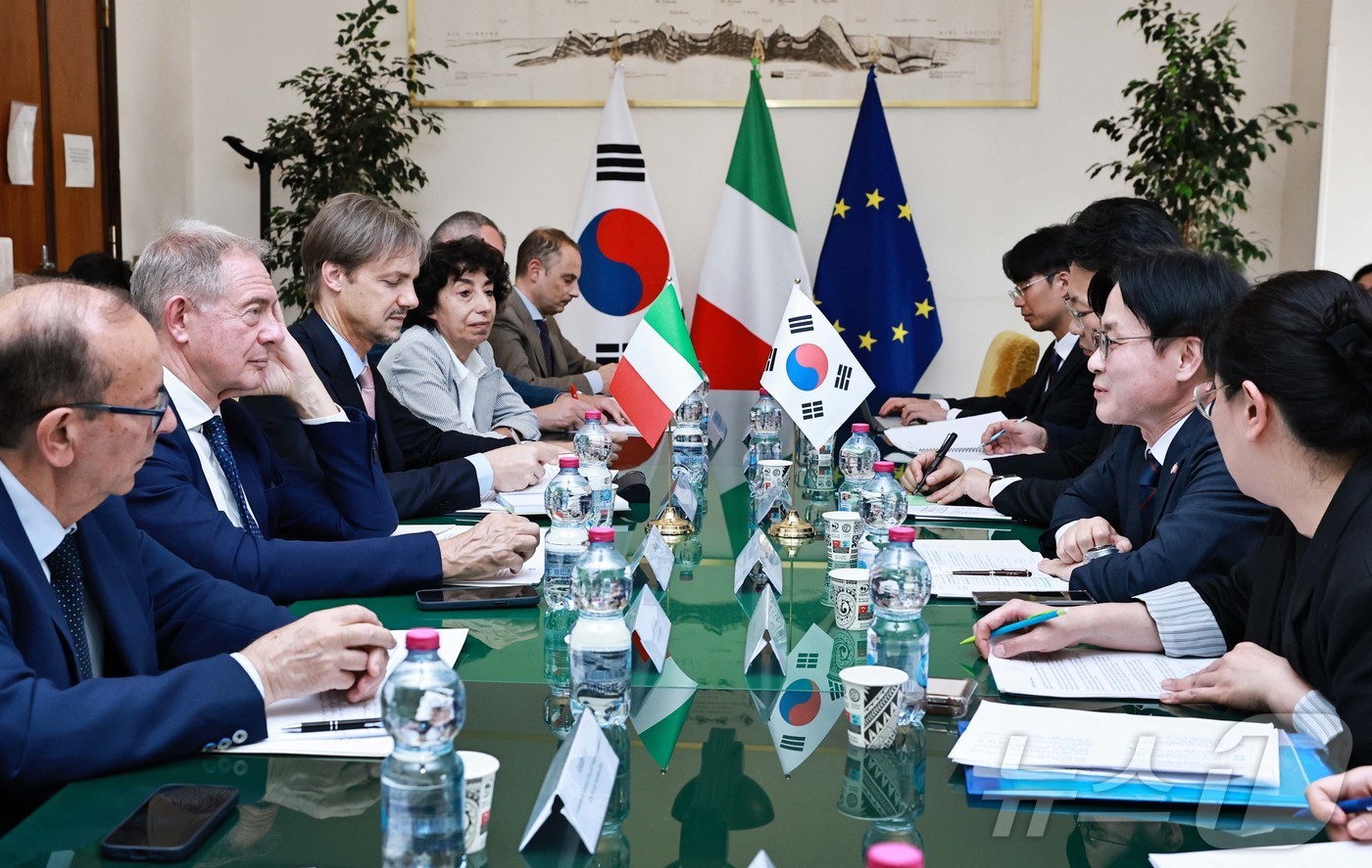 (서울=뉴스1) = 김정관 산업통상부 장관이 11일(현지시간) 이탈리아 로마에서 아돌포 우르소 이탈리아 기업·메이드인이탈리아부 장관과 면담을 갖고, EU 경제입법 동향과 첨단산업 …