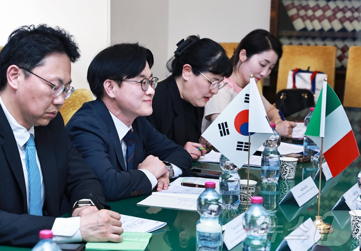 (서울=뉴스1) = 김정관 산업통상부 장관이 11일(현지시간) 이탈리아 로마에서 아돌포 우르소 이탈리아 기업·메이드인이탈리아부 장관과 면담을 갖고, EU 경제입법 동향과 첨단산업 …